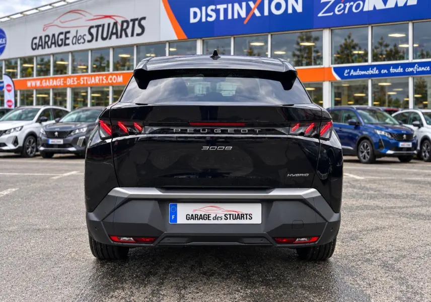 Vue arrière d’un Peugeot 3008 noir Perla hybride, avec feux arrière LED en forme de griffes et logo centré.