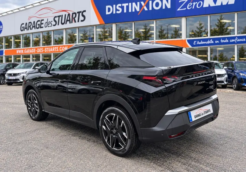 Vue 3/4 arrière droite d’un Peugeot 3008 noir perla avec jantes alliage 19 pouces et feux arrière LED distinctifs.