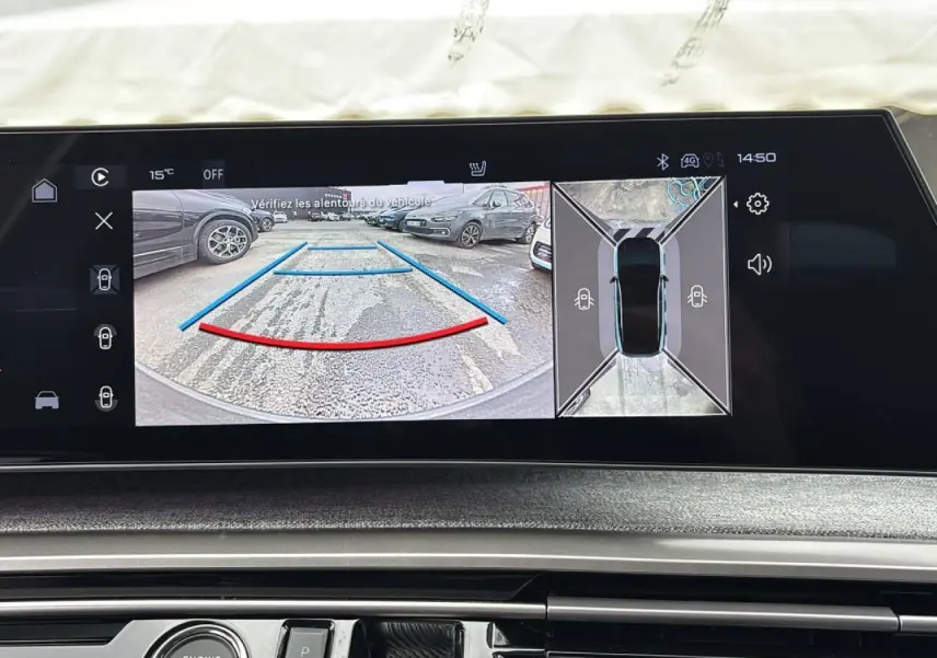 Écran intérieur du Peugeot 3008 noir Perla montrant la caméra de recul et la vue 360° en mode stationnement.