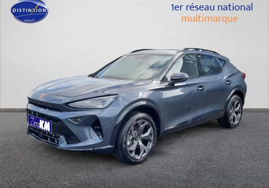 Vue 3/4 avant d'un CUPRA Formentor gris magnétique avec jantes alu 18 pouces et barres de toit visibles.
