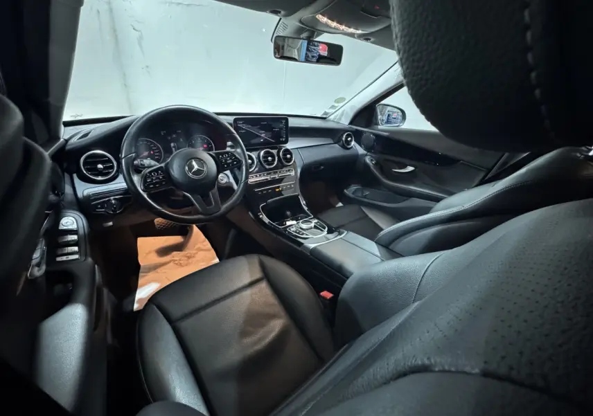 Intérieur noir du Mercedes Classe C Break C 200 d Business Line 2019 vu côté conducteur, tableau de bord moderne avec écran central.