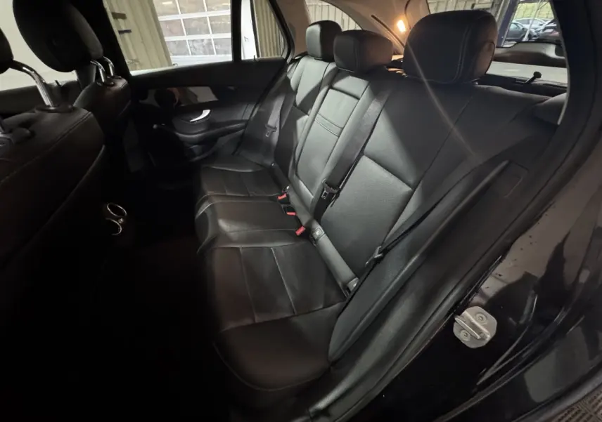 Vue intérieure côté droit de la banquette arrière en cuir noir du Mercedes Classe C Break C 200 d Business Line 2019.