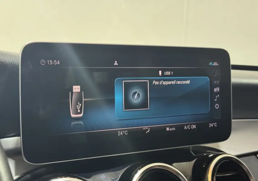 Écran tactile central affichant la connexion USB inactive dans l'habitacle d'une Mercedes Classe C Break noir.