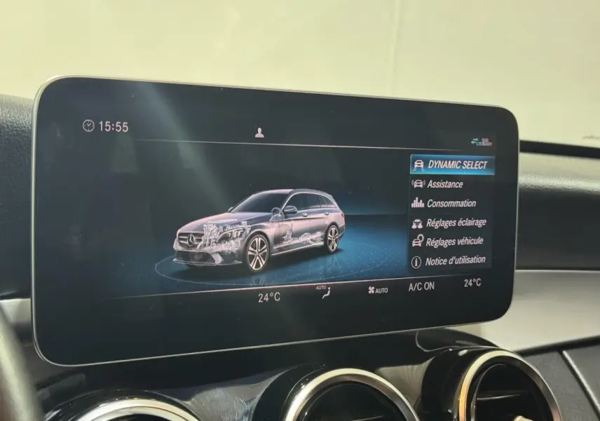 Écran central intérieur montrant une Mercedes Classe C Break noire en vue 3/4 avec menu Dynamic Select.