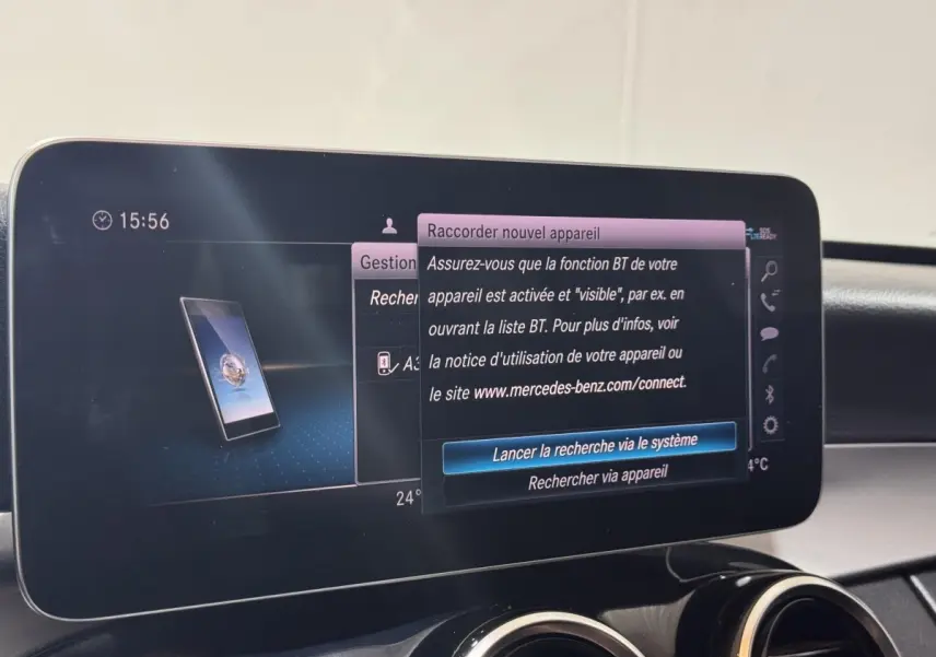 Écran tactile central du Mercedes Classe C Break C 200 d Business Line 2019 affichant la connexion Bluetooth, intérieur noir.