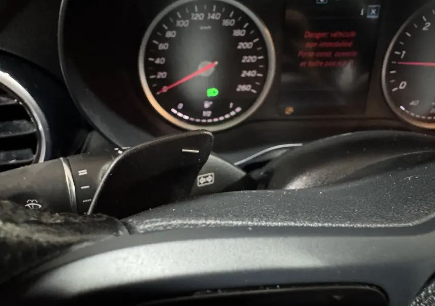 Gros plan sur le tableau de bord et le compteur de vitesse du Mercedes Classe C Break noir, version C 200 d Business Line.