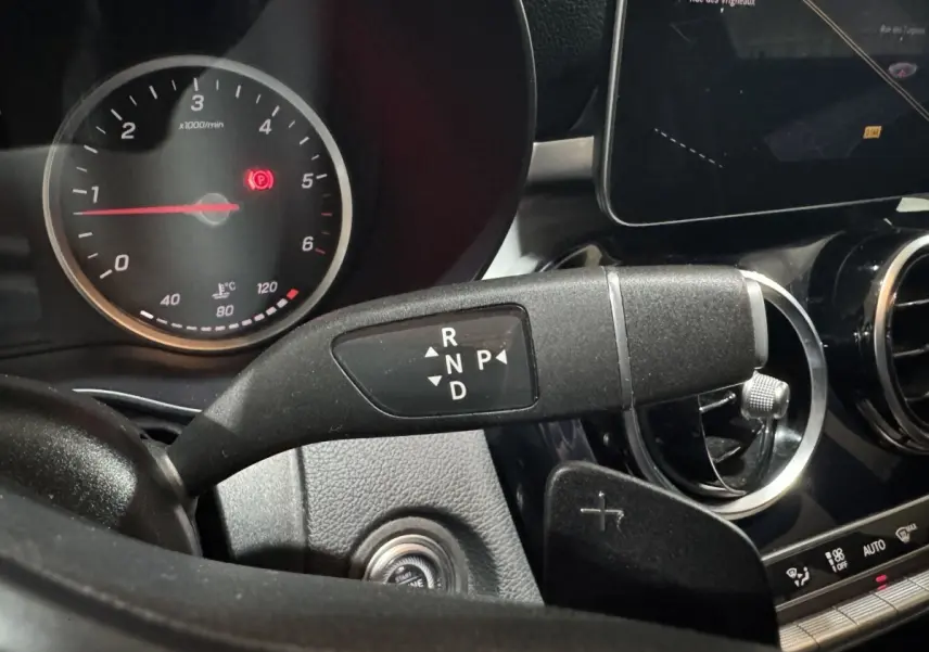 Gros plan sur levier de boîte auto et tableau de bord noir du Mercedes Classe C Break C 200 d Business Line 2019.