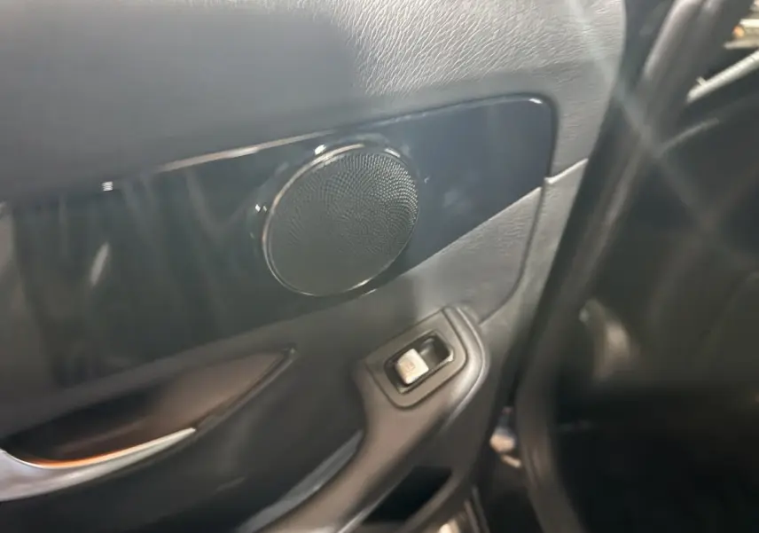 Détail de la porte arrière gauche noire du Mercedes Classe C Break C 200 d Business Line avec haut-parleur et bouton de lève-vitre.