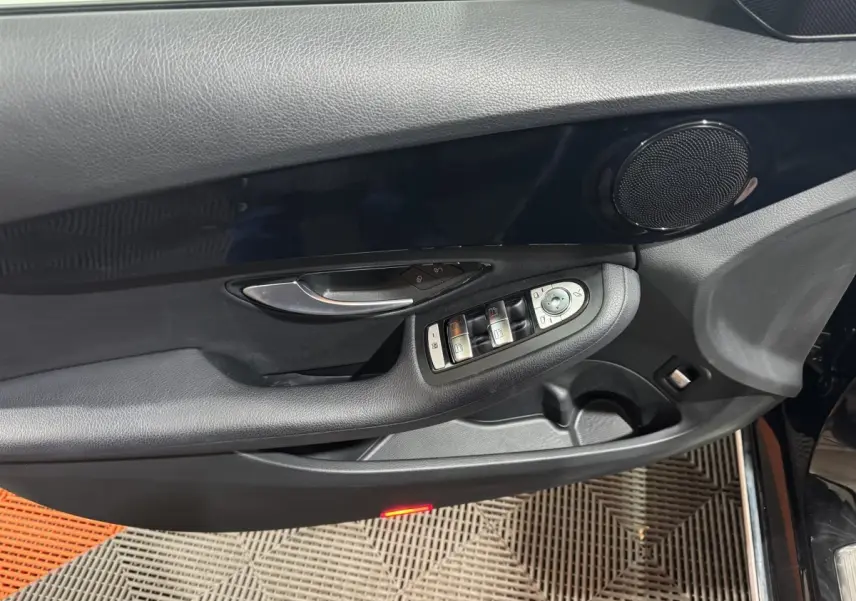 Vue rapprochée de la porte côté conducteur noire du Mercedes Classe C Break C 200 d avec commandes de vitres et haut-parleur intégré.
