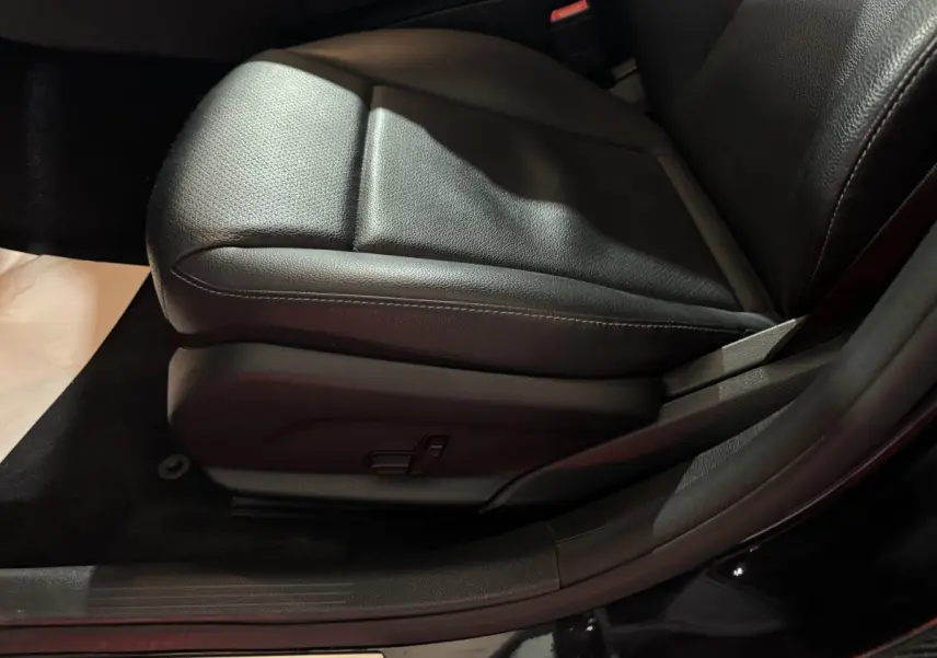 Gros plan sur le siège avant gauche en cuir noir du Mercedes Classe C Break C 200 d Business Line 2019.