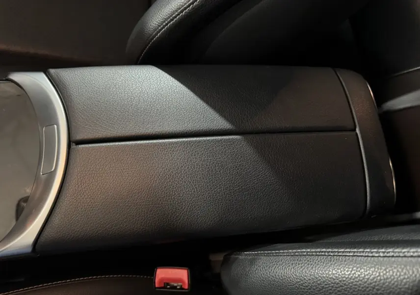 Accoudoir central en cuir noir de la Mercedes Classe C Break C 200 d Business Line, vue rapprochée intérieure.