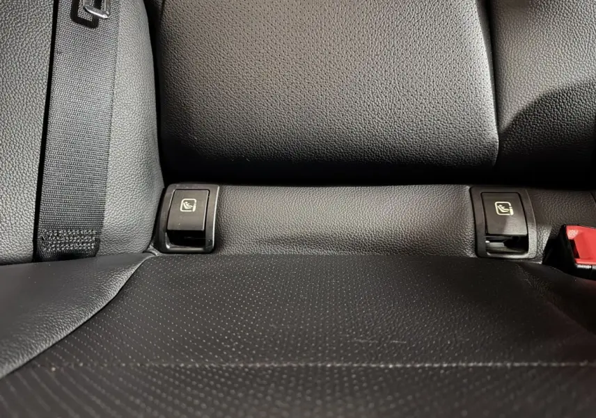 Gros plan sur la banquette arrière noire du Mercedes Classe C Break C 200 d Business Line avec attaches Isofix visibles.
