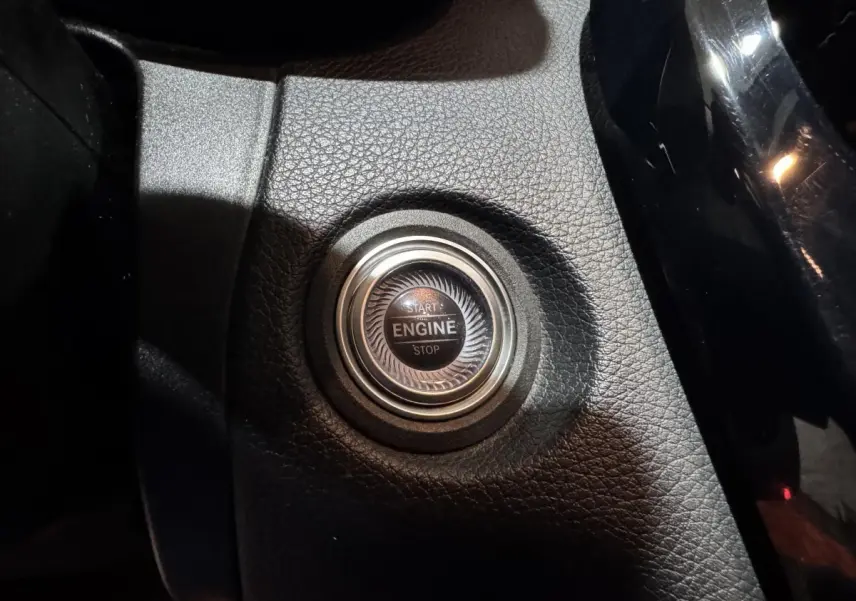 Bouton démarrage moteur circulaire sur tableau de bord noir du Mercedes Classe C Break C 200 d Business Line 2019.