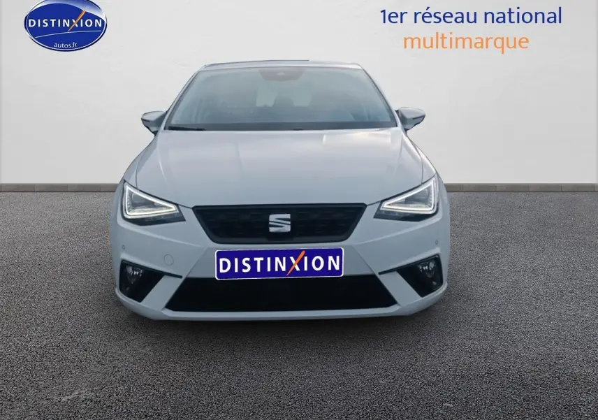 Vue frontale d'une SEAT Ibiza blanc Nevada 2025 avec phares LED et calandre noire distinctive.