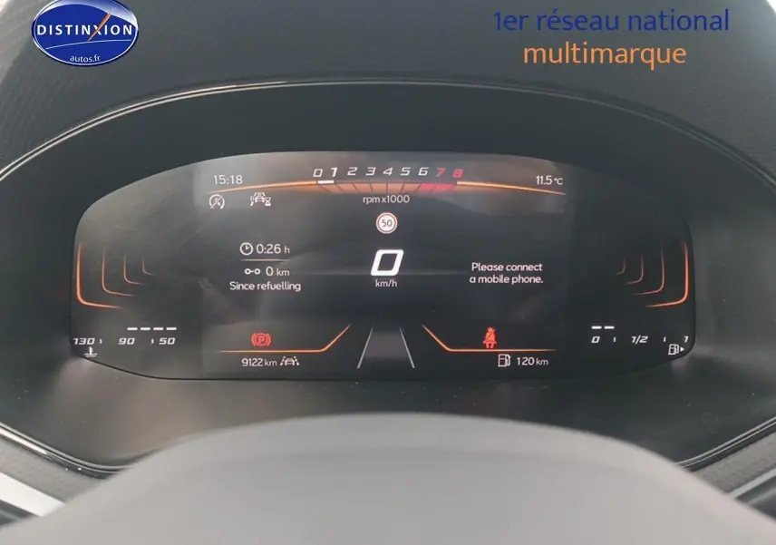 Tableau de bord digital de la SEAT Ibiza 2025 avec affichage numérique clair et fond noir.