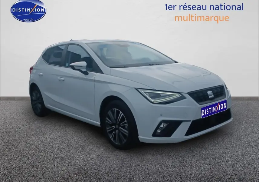 Vue 3/4 avant droit d'une SEAT Ibiza blanc Nevada avec phares LED et jantes alliage 16 pouces.