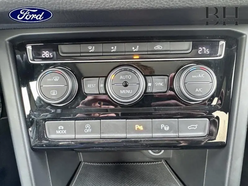 Panneau de commande de climatisation et aides à la conduite noir brillant, vue frontale intérieure du Volkswagen Touran 2021.