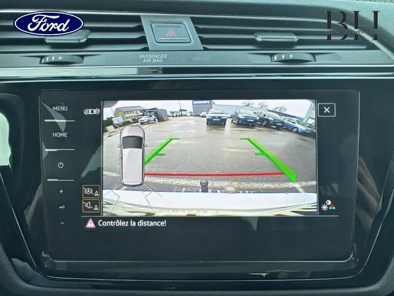 Écran tactile intérieur affichant la caméra de recul du Volkswagen Touran 1.5 TSI EVO en Reflet d'Argent Métallisée.