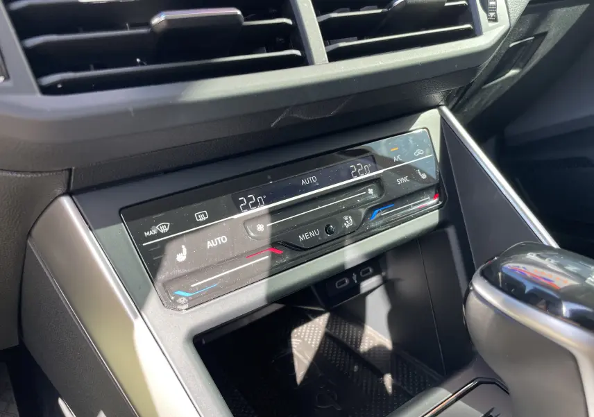 Gros plan sur la console centrale du Volkswagen Taigo 2024, montrant la commande de climatisation digitale et le levier de vitesse.