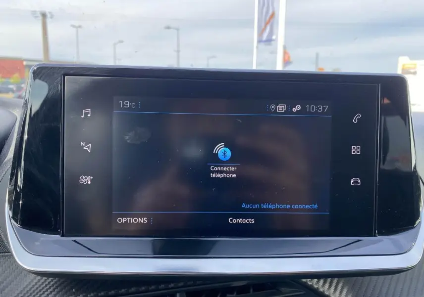 Écran tactile central du Peugeot 2008 2020 affichant la connexion Bluetooth avec commandes tactiles autour.
