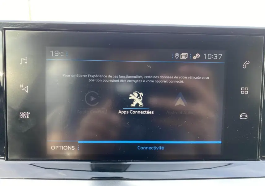 Écran tactile central du Peugeot 2008 2020 affichant les options de connectivité avec icônes Apple CarPlay et Android Auto.