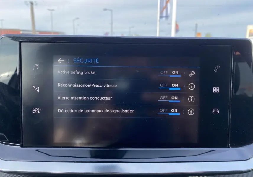 Écran tactile du tableau de bord du Peugeot 2008 2020 affichant les options de sécurité activées.