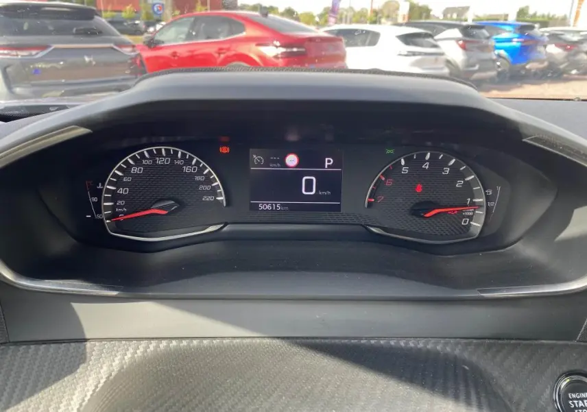 Vue rapprochée du tableau de bord du Peugeot 2008 2020, affichant le compteur digital à 0 km/h et 50 615 km.