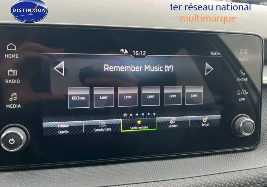 Écran tactile central du Skoda Fabia 2025 affichant la radio avec interface multimédia en intérieur.