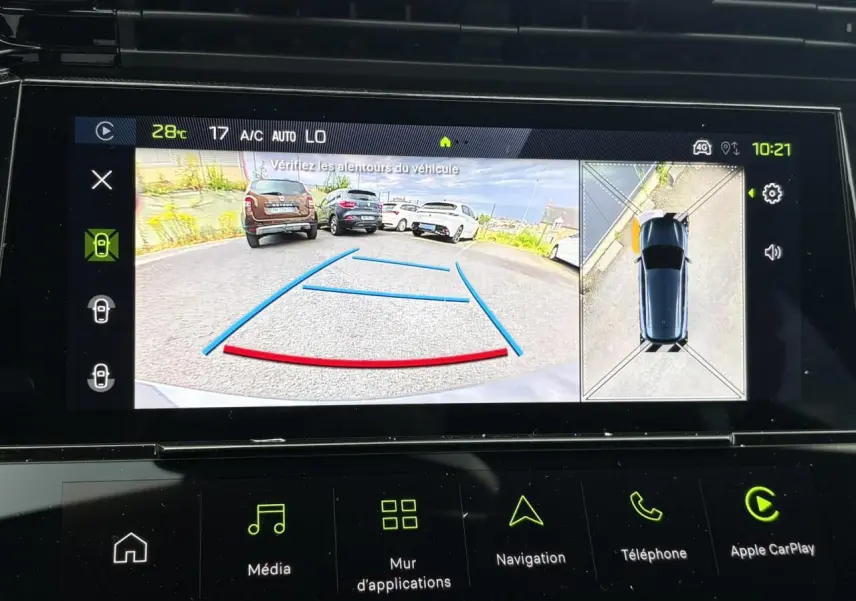 Écran de caméra de recul et vue 360° du Peugeot 308 SW gris Sélénium en stationnement arrière.