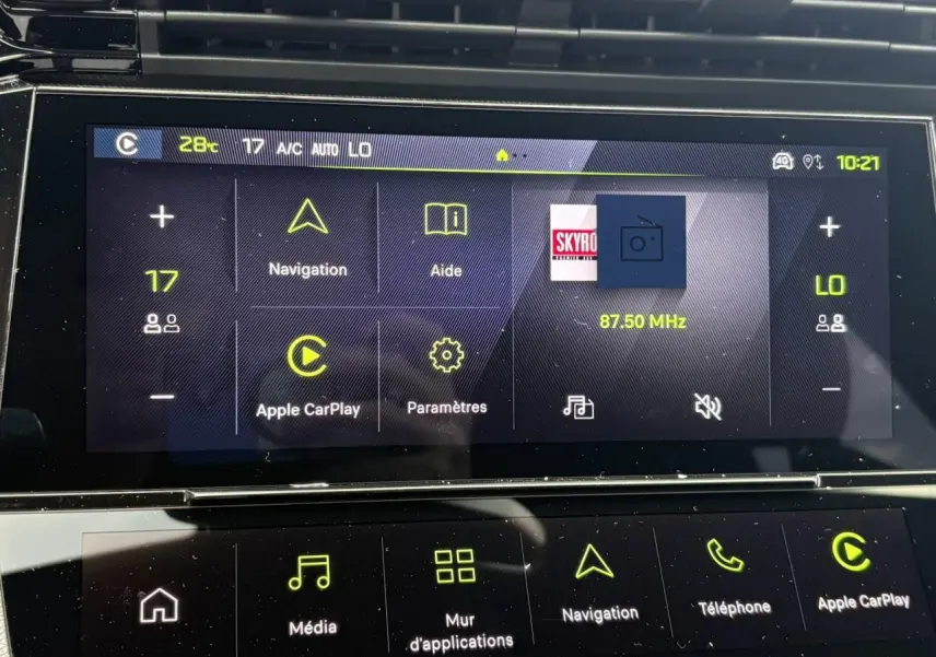 Écran tactile central du Peugeot 308 SW gris, affichant navigation et Apple CarPlay en interface moderne.
