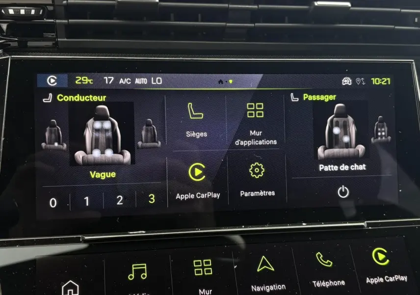 Écran tactile intérieur affichant les réglages des sièges massants du conducteur et passager sur Peugeot 308 SW gris Sélénium.