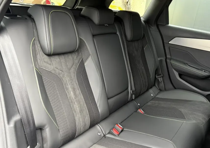 Vue intérieure des sièges arrière en Alcantara noir avec surpiqûres vert Adamite de la Peugeot 308 SW 2026.