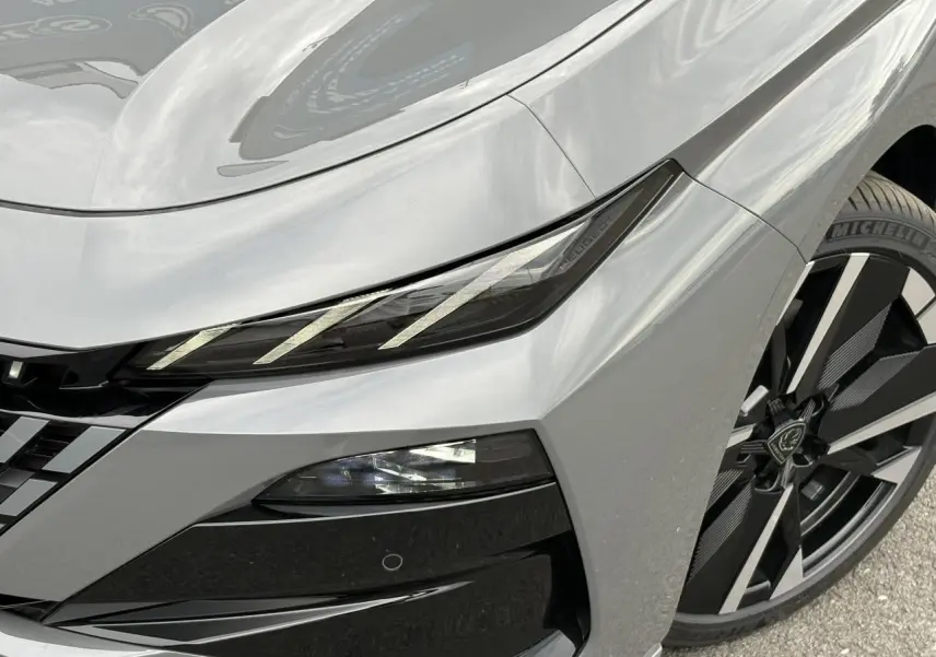 Gros plan sur l’avant droit gris Sélénium de la Peugeot 308 SW avec phares LED et jante alliage diamantée.