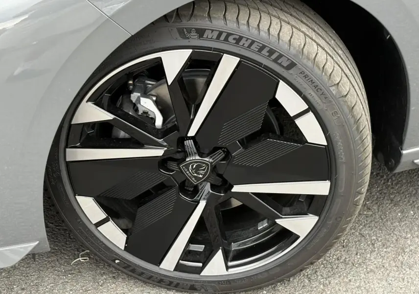 Gros plan sur la jante alliage 18" bi-tons noir et argent du Peugeot 308 SW gris Sélénium, roue avant droite.