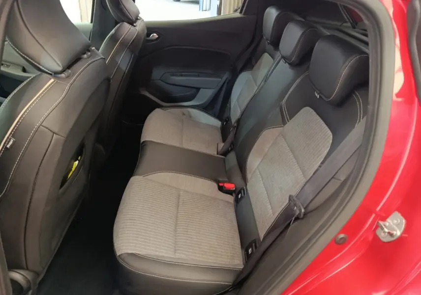 Vue latérale droite de la banquette arrière bi-matière grise et noire de la Renault Clio Techno TCe 90 rouge 2024.
