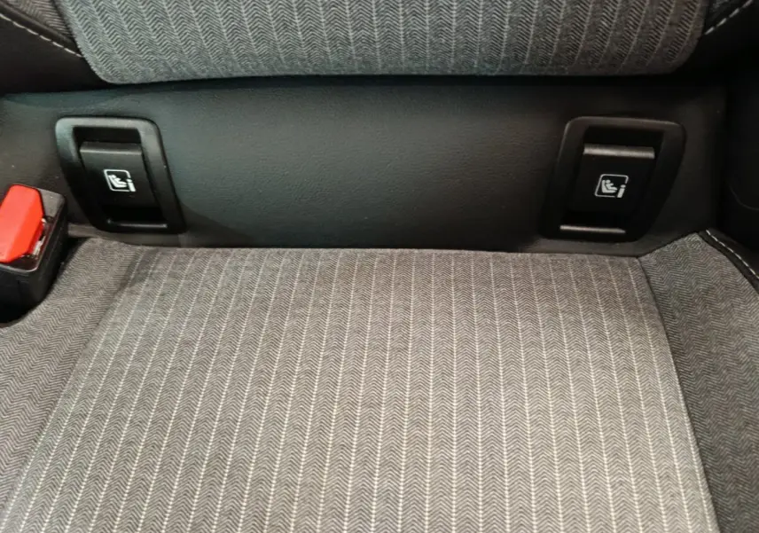 Détail de la banquette arrière grise de la Renault Clio Techno TCe 90 avec attaches Isofix visibles.