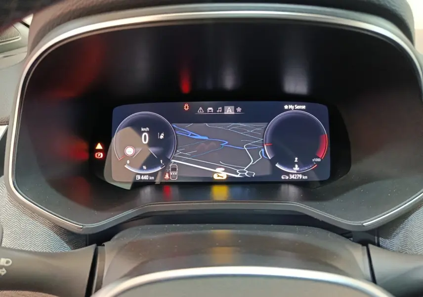 Vue rapprochée du combiné d'instruments numérique de la Renault Clio Techno TCe 90 2024 affichant la navigation et les compteurs.
