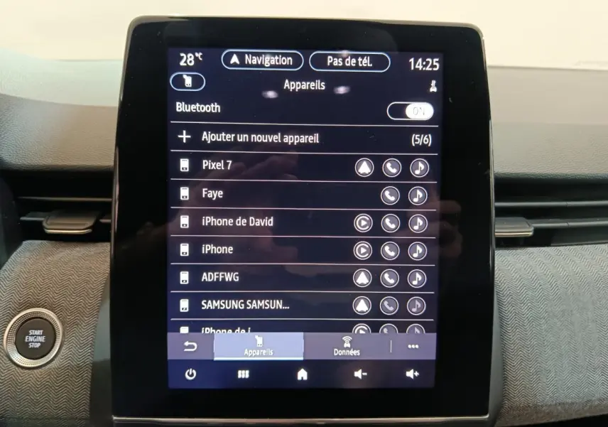 Écran tactile central de la Renault Clio Techno TCe 90 2024 affichant la connexion Bluetooth et la liste des appareils.