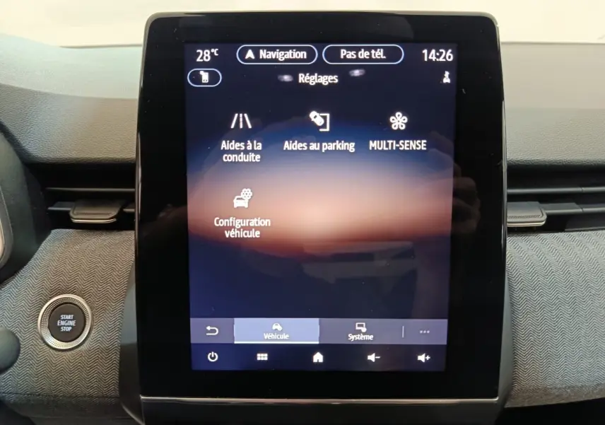Écran tactile central de la Renault Clio Techno 2024 affichant les réglages d’aides à la conduite et parking.