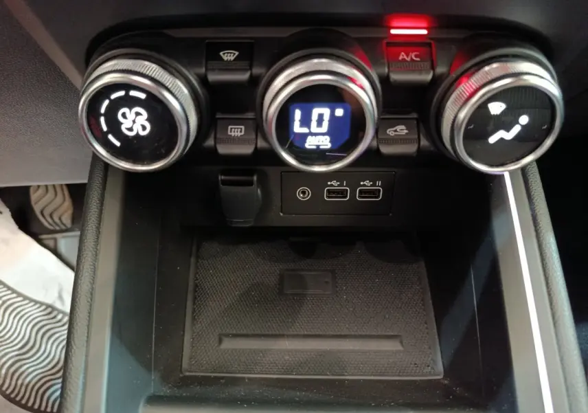 Vue rapprochée des commandes de climatisation et des ports USB du tableau de bord de la Renault Clio Techno TCe 90 2024.