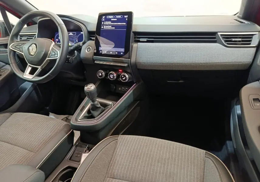 Intérieur de la Renault Clio Techno TCe 90 2024, vue avant du tableau de bord avec écran tactile vertical et volant multifonction.