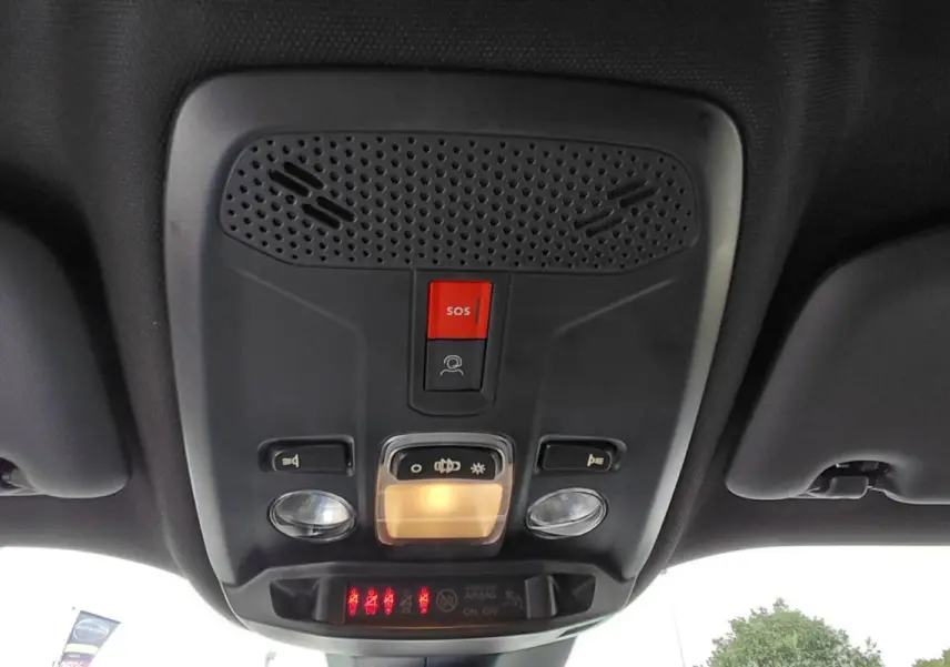 Plafonnier intérieur avec bouton SOS rouge et éclairage, sur Peugeot 2008 Hybrid 145 e-DCS6 Style 2025 noir.