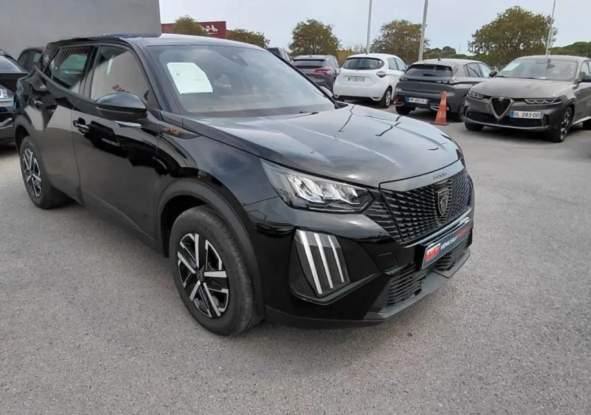 Peugeot 2008 Hybrid 145 Style noir en 3/4 avant droit, avec feux LED distinctifs et jantes modernes.