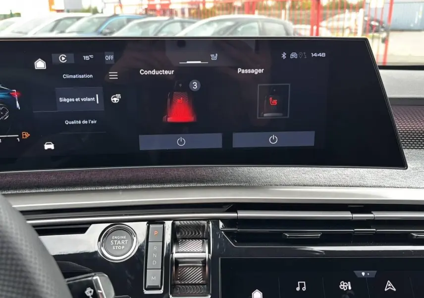 Vue rapprochée de l'écran tactile central du Peugeot 3008 noir Perla, affichant les réglages des sièges chauffants conducteur et passager.