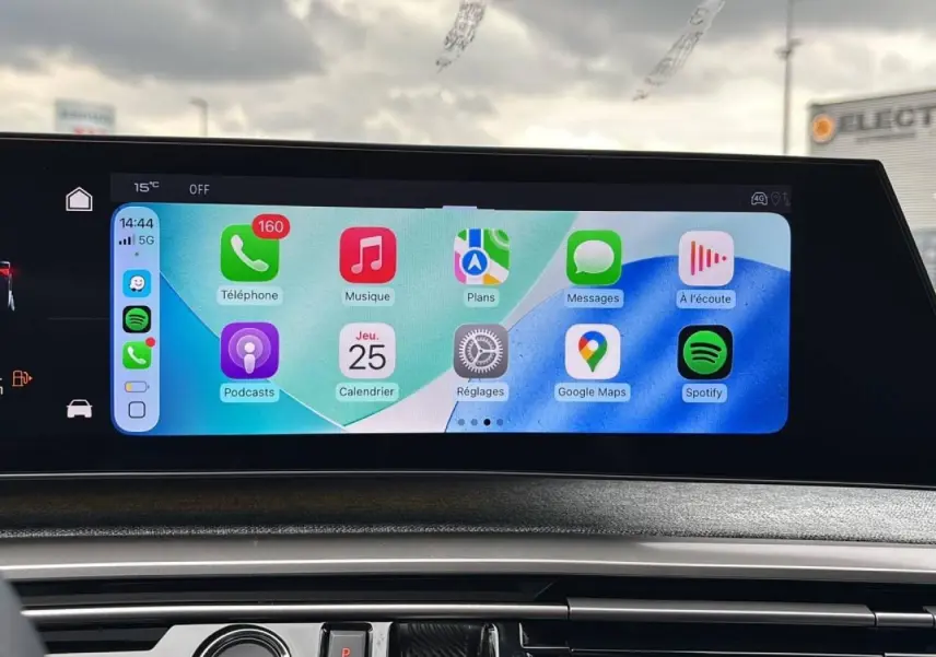 Écran tactile panoramique du Peugeot 3008 GT 2026 affichant les applications connectées, vue intérieure centrée.