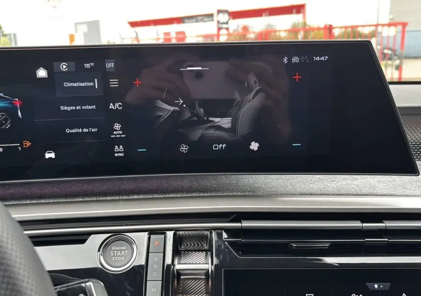 Vue rapprochée de l’écran tactile central et de la console du Peugeot 3008 noir Perla, affichant les commandes de climatisation et démarrage.