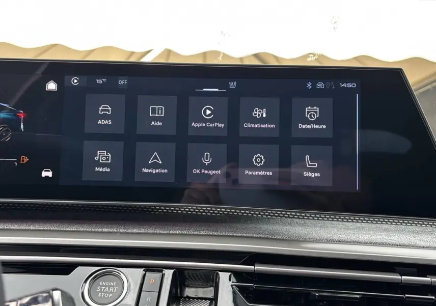 Vue rapprochée de l’écran tactile du Peugeot 3008 Hybrid 2026, affichant les options de connectivité et climatisation.