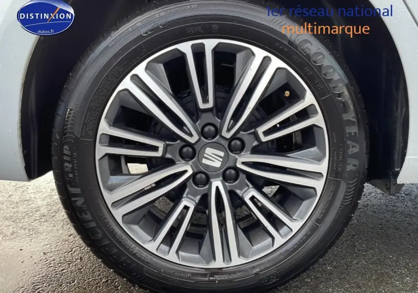 Gros plan sur la jante alliage 16 pouces gris foncé de la SEAT Ibiza blanc Nevada, avec logo central Seat visible.