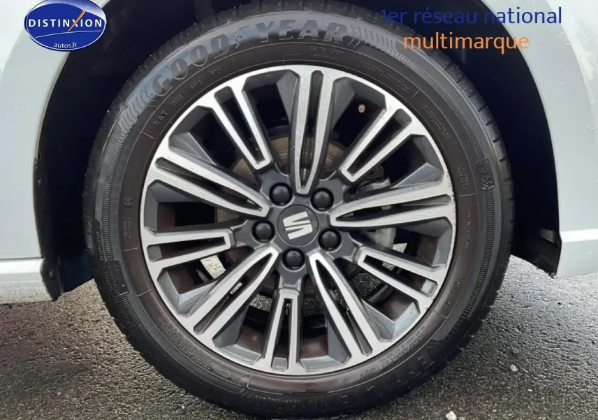 Gros plan sur la jante alliage 16 pouces design de la SEAT Ibiza blanc Nevada, avec pneu Goodyear visible.