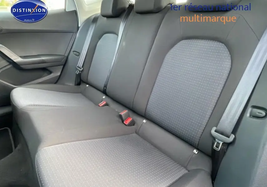 Vue intérieure sur la banquette arrière en tissu gris de la SEAT Ibiza 1.0 TSI 95 Copa, avec ceintures de sécurité visibles.